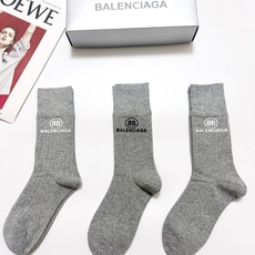 配包装 🌟【一盒3双】 🌟balenciaga 巴黎世家 经典字母logo 纯棉 中筒袜 ,软糯亲肤,ins超火爆 配包装 🌟【一盒3双】 🌟balenciaga 巴黎世家 经典字母logo 纯棉 中筒袜 ,软糯亲肤,ins超火爆