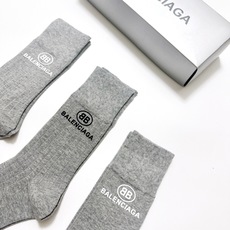 配包装 🌟【一盒3双】 🌟balenciaga 巴黎世家 经典字母logo 纯棉 中筒袜 ,软糯亲肤,ins超火爆 配包装 🌟【一盒3双】 🌟balenciaga 巴黎世家 经典字母logo 纯棉 中筒袜 ,软糯亲肤,ins超火爆