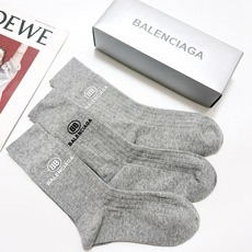 配包装 🌟【一盒3双】 🌟balenciaga 巴黎世家 经典字母logo 纯棉 中筒袜 ,软糯亲肤,ins超火爆 配包装 🌟【一盒3双】 🌟balenciaga 巴黎世家 经典字母logo 纯棉 中筒袜 ,软糯亲肤,ins超火爆