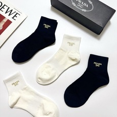配包装 🌟【一盒4 双】 🌟Prada 普拉达 经典字母logo 透气纯棉中筒袜 ,重工配饰,ins超火爆红人同款,精 配包装 🌟【一盒4 双】 🌟Prada 普拉达 经典字母logo 透气纯棉中筒袜 ,重工配饰,ins超火爆红人同款,精