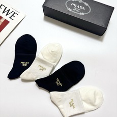 配包装 🌟【一盒4 双】 🌟Prada 普拉达 经典字母logo 透气纯棉中筒袜 ,重工配饰,ins超火爆红人同款,精 配包装 🌟【一盒4 双】 🌟Prada 普拉达 经典字母logo 透气纯棉中筒袜 ,重工配饰,ins超火爆红人同款,精