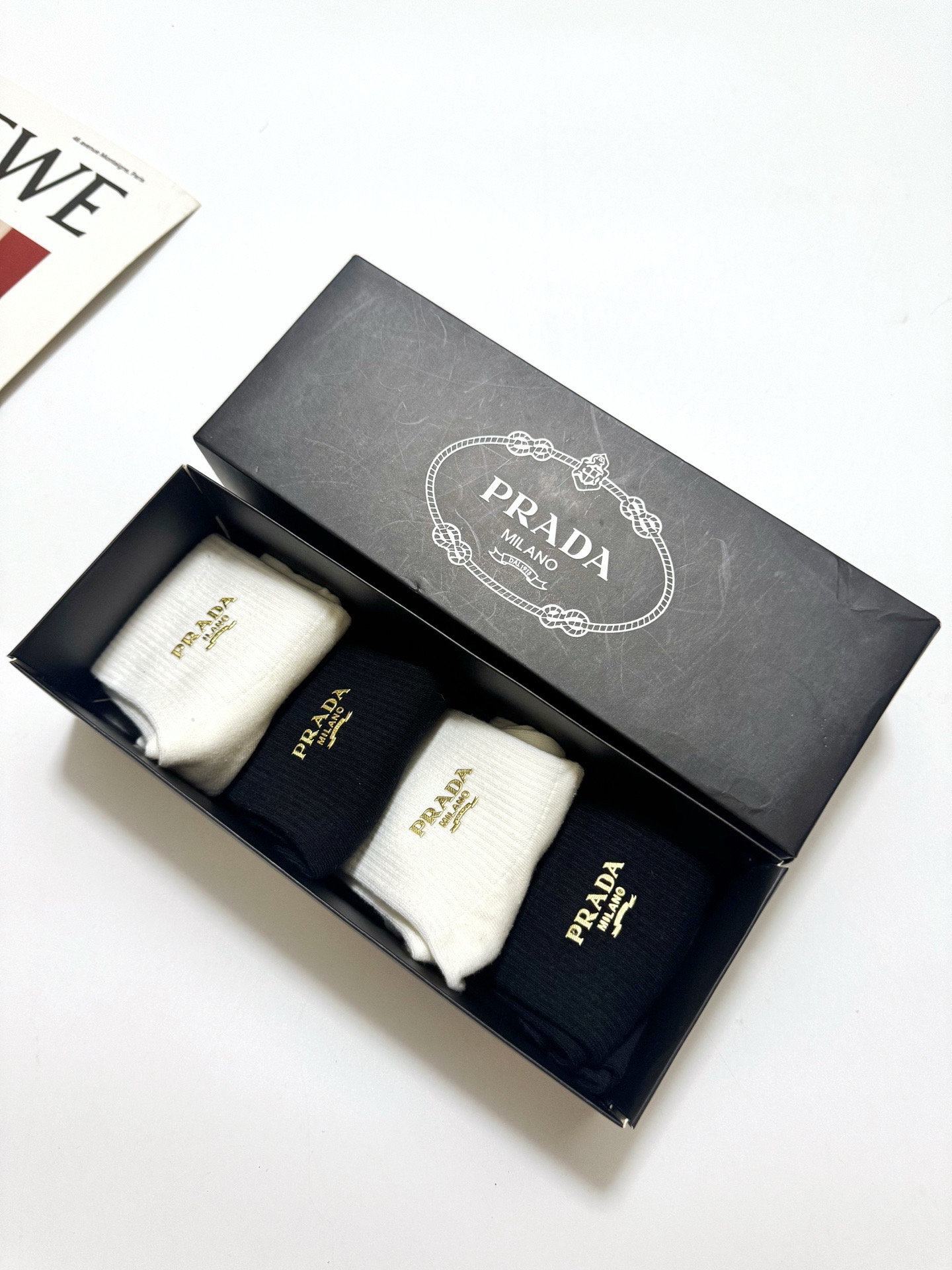 配包装 🌟【一盒4 双】 🌟Prada 普拉达 经典字母logo 透气纯棉中筒袜 ,重工配饰,ins超火爆红人同款,精 配包装 🌟【一盒4 双】 🌟Prada 普拉达 经典字母logo 透气纯棉中筒袜 ,重工配饰,ins超火爆红人同款,精