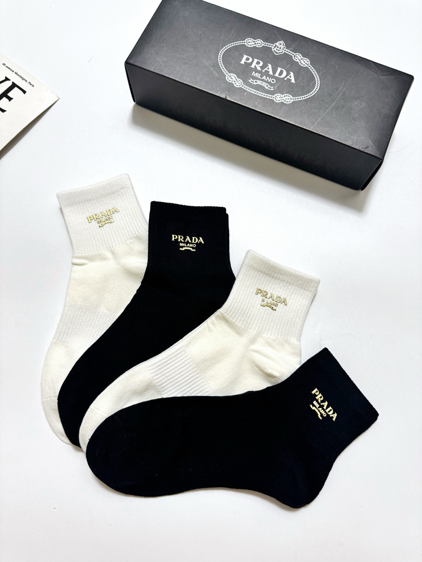 配包装 🌟【一盒4 双】 🌟Prada 普拉达 经典字母logo 透气纯棉中筒袜 ,重工配饰,ins超火爆红人同款,精 配包装 🌟【一盒4 双】 🌟Prada 普拉达 经典字母logo 透气纯棉中筒袜 ,重工配饰,ins超火爆红人同款,精
