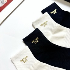 配包装 🌟【一盒4 双】 🌟Prada 普拉达 经典字母logo 透气纯棉中筒袜 ,重工配饰,ins超火爆红人同款,精 配包装 🌟【一盒4 双】 🌟Prada 普拉达 经典字母logo 透气纯棉中筒袜 ,重工配饰,ins超火爆红人同款,精
