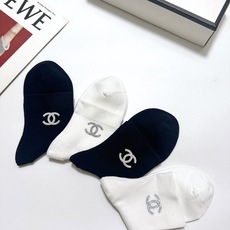 配包装 🌟【一盒4 双】 🌟Chanel 香奈儿 经典字母logo 透气纯棉中筒袜 ,重工配饰,ins超火爆红人同款, 配包装 🌟【一盒4 双】 🌟Chanel 香奈儿 经典字母logo 透气纯棉中筒袜 ,重工配饰,ins超火爆红人同款,