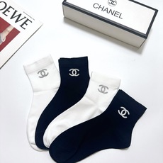 配包装 🌟【一盒4 双】 🌟Chanel 香奈儿 经典字母logo 透气纯棉中筒袜 ,重工配饰,ins超火爆红人同款, 配包装 🌟【一盒4 双】 🌟Chanel 香奈儿 经典字母logo 透气纯棉中筒袜 ,重工配饰,ins超火爆红人同款,