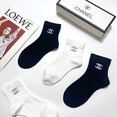 配包装 🌟【一盒4 双】 🌟Chanel 香奈儿 经典字母logo 透气纯棉中筒袜 ,重工配饰,ins超火爆红人同款, 配包装 🌟【一盒4 双】 🌟Chanel 香奈儿 经典字母logo 透气纯棉中筒袜 ,重工配饰,ins超火爆红人同款,