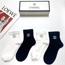 配包装 🌟【一盒4 双】 🌟Chanel 香奈儿 经典字母logo 透气纯棉中筒袜 ,重工配饰,ins超火爆红人同款, 配包装 🌟【一盒4 双】 🌟Chanel 香奈儿 经典字母logo 透气纯棉中筒袜 ,重工配饰,ins超火爆红人同款,
