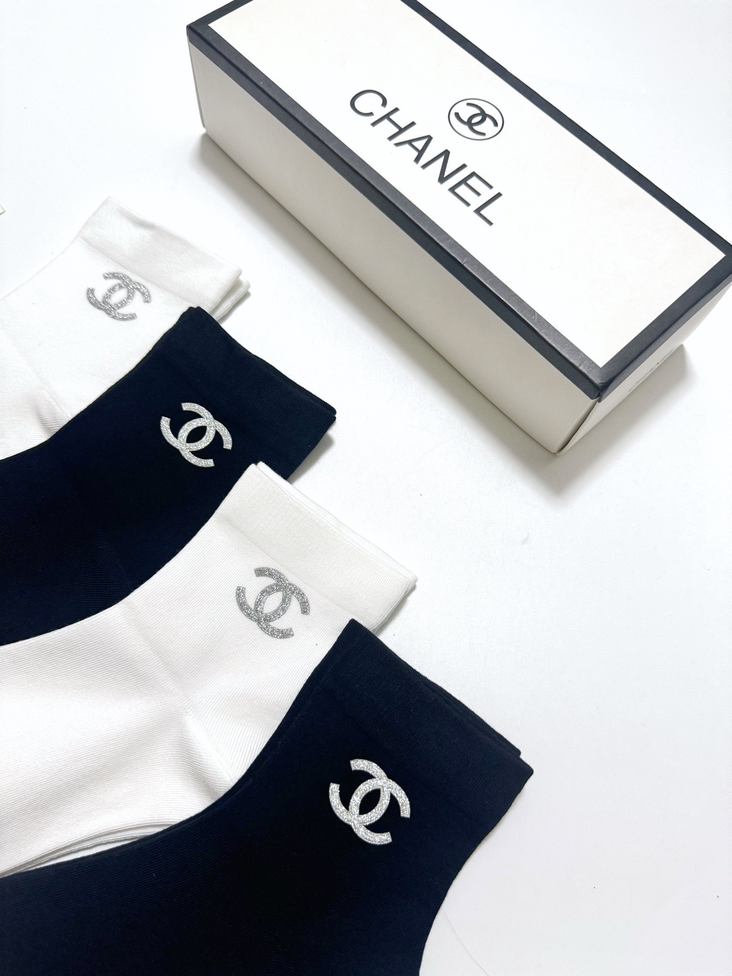配包装 🌟【一盒4 双】 🌟Chanel 香奈儿 经典字母logo 透气纯棉中筒袜 ,重工配饰,ins超火爆红人同款, 配包装 🌟【一盒4 双】 🌟Chanel 香奈儿 经典字母logo 透气纯棉中筒袜 ,重工配饰,ins超火爆红人同款,