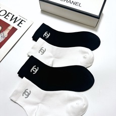 配包装 🌟【一盒4 双】 🌟Chanel 香奈儿 经典字母logo 透气纯棉中筒袜 ,重工配饰,ins超火爆红人同款, 配包装 🌟【一盒4 双】 🌟Chanel 香奈儿 经典字母logo 透气纯棉中筒袜 ,重工配饰,ins超火爆红人同款,