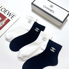 配包装 🌟【一盒4 双】 🌟Chanel 香奈儿 经典字母logo 透气纯棉中筒袜 ,重工配饰,ins超火爆红人同款, 配包装 🌟【一盒4 双】 🌟Chanel 香奈儿 经典字母logo 透气纯棉中筒袜 ,重工配饰,ins超火爆红人同款,