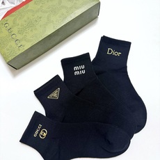 配包装 🌟【一盒4双】 🌟Gucci/Prada/miumiu/dior 欧美大牌 经典纯色 字母logo 纯棉短筒袜 配包装 🌟【一盒4双】 🌟Gucci/Prada/miumiu/dior 欧美大牌 经典纯色 字母logo 纯棉短筒袜