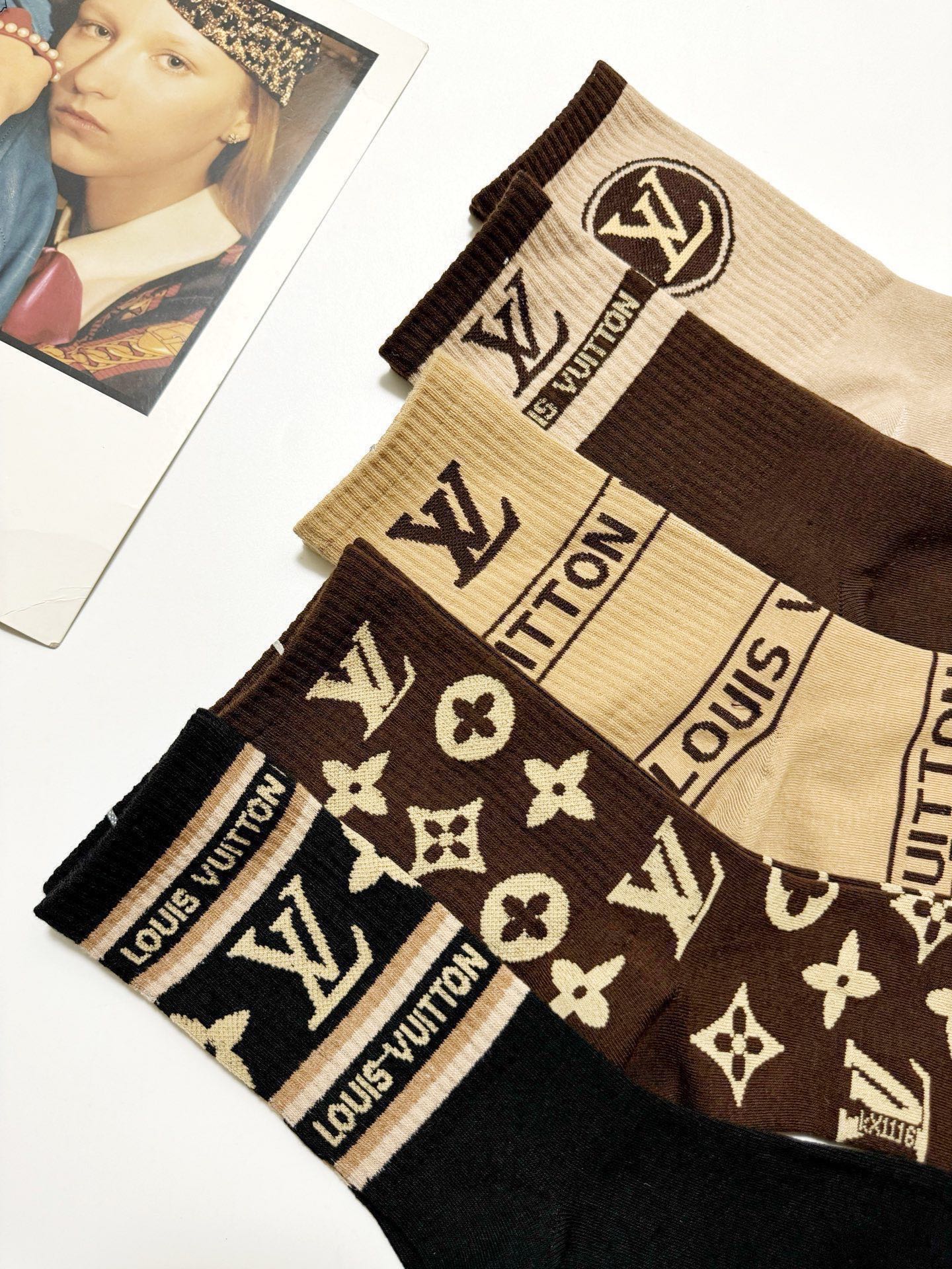 配包装 🌟【一盒5双】 🌟LV 路易威登 经典字母logo 纯棉中筒袜 ,ins超火爆短袜,纯棉面料,潮人必备 , 配包装 🌟【一盒5双】 🌟LV 路易威登 经典字母logo 纯棉中筒袜 ,ins超火爆短袜,纯棉面料,潮人必备 ,