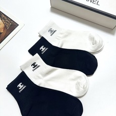 配包装 🌟【一盒4双】 🌟Chanel 香奈儿 经典字母logo 纯棉短筒袜 经典纯色短袜 🌟ins爆款!专柜在售ing 配包装 🌟【一盒4双】 🌟Chanel 香奈儿 经典字母logo 纯棉短筒袜 经典纯色短袜 🌟ins爆款!专柜在售ing