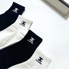配包装 🌟【一盒4双】 🌟Chanel 香奈儿 经典字母logo 纯棉短筒袜 经典纯色短袜 🌟ins爆款!专柜在售ing 配包装 🌟【一盒4双】 🌟Chanel 香奈儿 经典字母logo 纯棉短筒袜 经典纯色短袜 🌟ins爆款!专柜在售ing