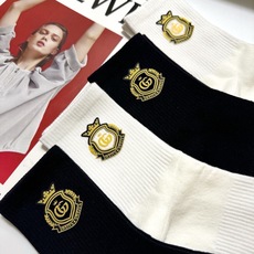 配包装 🌟【一盒4 双】 🌟Gucci 古琦 经典字母logo纯棉中筒袜 🌟ins爆款!专柜在售ing 🌟好看到爆炸 配包装 🌟【一盒4 双】 🌟Gucci 古琦 经典字母logo纯棉中筒袜 🌟ins爆款!专柜在售ing 🌟好看到爆炸