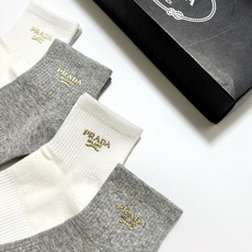 配包装 🌟【一盒4 双】 🌟Gucci 古琦 经典字母logo纯棉中筒袜 🌟ins爆款!专柜在售ing 🌟好看到爆炸 配包装 🌟【一盒4 双】 🌟Gucci 古琦 经典字母logo纯棉中筒袜 🌟ins爆款!专柜在售ing 🌟好看到爆炸