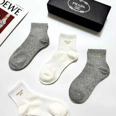 配包装 🌟【一盒4 双】 🌟Gucci 古琦 经典字母logo纯棉中筒袜 🌟ins爆款!专柜在售ing 🌟好看到爆炸 配包装 🌟【一盒4 双】 🌟Gucci 古琦 经典字母logo纯棉中筒袜 🌟ins爆款!专柜在售ing 🌟好看到爆炸