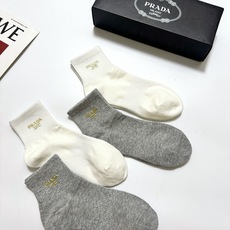 配包装 🌟【一盒4 双】 🌟Gucci 古琦 经典字母logo纯棉中筒袜 🌟ins爆款!专柜在售ing 🌟好看到爆炸 配包装 🌟【一盒4 双】 🌟Gucci 古琦 经典字母logo纯棉中筒袜 🌟ins爆款!专柜在售ing 🌟好看到爆炸