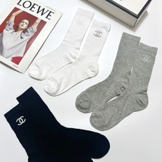 配包装 🌟【一盒3双】 🌟Chanel 香奈儿 经典字母logo 透气纯棉薄款中筒袜 ,重工配饰,ins超火爆红人同款 配包装 🌟【一盒3双】 🌟Chanel 香奈儿 经典字母logo 透气纯棉薄款中筒袜 ,重工配饰,ins超火爆红人同款