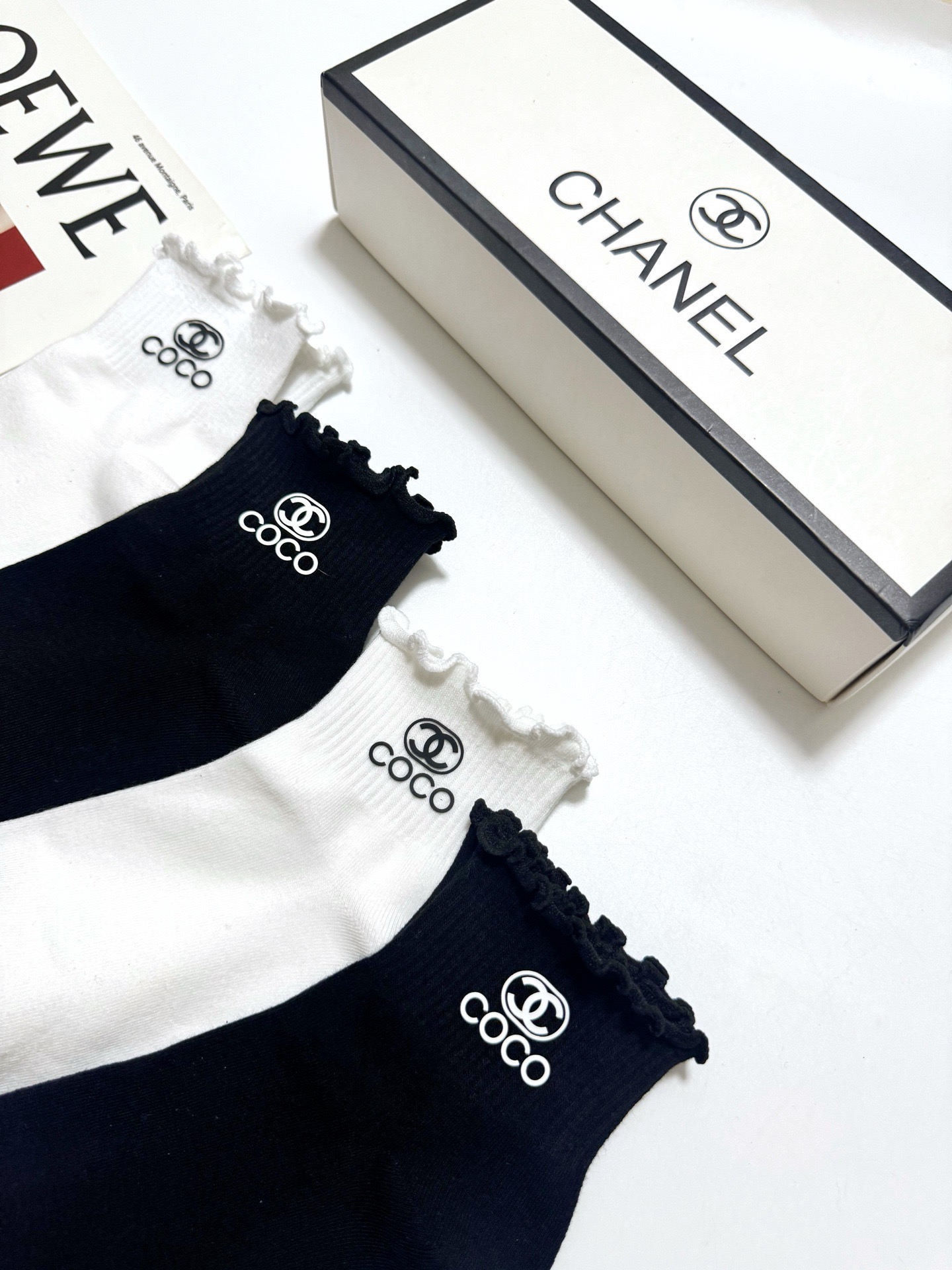 配包装 🌟【一盒4双】 🌟Chanel 香奈儿 经典字母logo 木耳边纯棉短筒袜经典纯色 🌟ins爆款！专柜在售ing