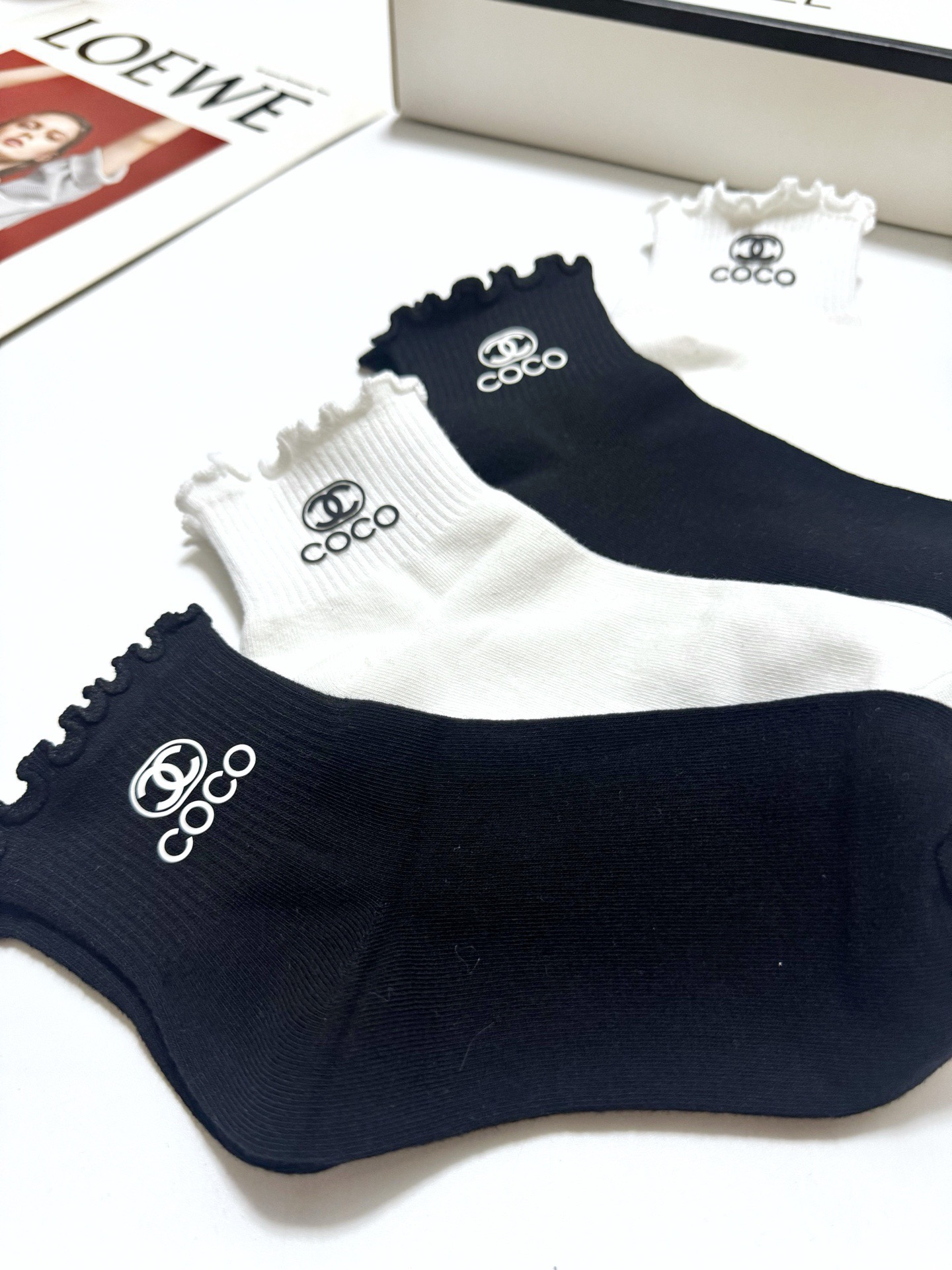 配包装 🌟【一盒4双】 🌟Chanel 香奈儿 经典字母logo 木耳边纯棉短筒袜经典纯色 🌟ins爆款！专柜在售ing