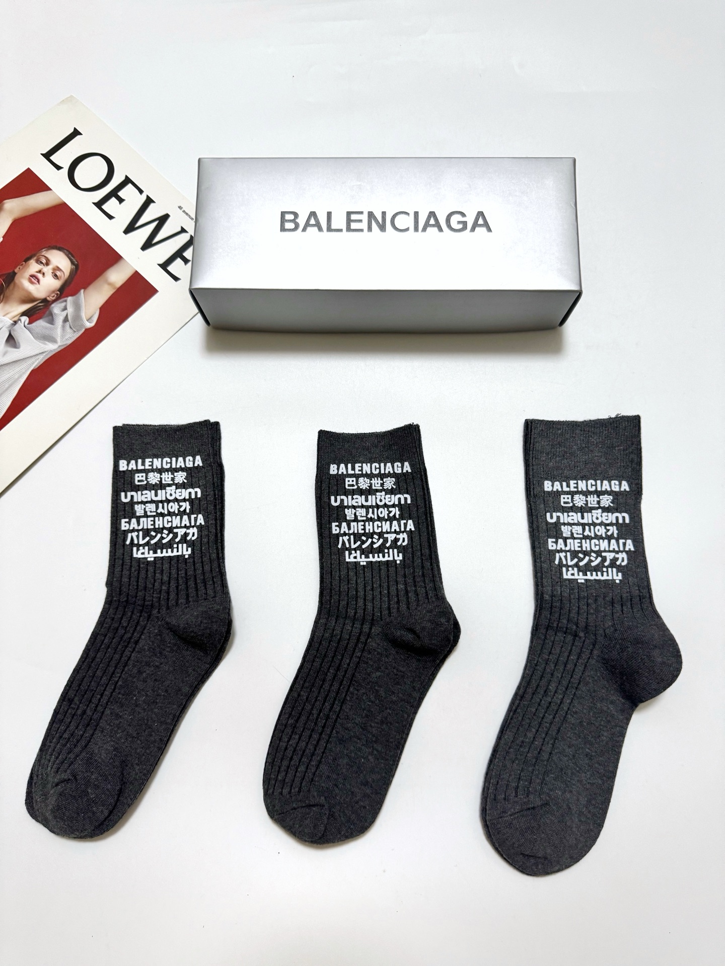 配包装 🌟【一盒3双】 🌟巴黎世家 balenciaga 经典字母logo纯棉中筒袜 🌟重工装饰个性时尚 🌟ins爆 配包装 🌟【一盒3双】 🌟巴黎世家 balenciaga 经典字母logo纯棉中筒袜 🌟重工装饰个性时尚 🌟ins爆