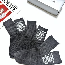 配包装 🌟【一盒3双】 🌟巴黎世家 balenciaga 经典字母logo纯棉中筒袜 🌟重工装饰个性时尚 🌟ins爆 配包装 🌟【一盒3双】 🌟巴黎世家 balenciaga 经典字母logo纯棉中筒袜 🌟重工装饰个性时尚 🌟ins爆