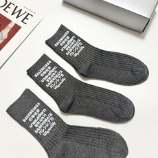 配包装 🌟【一盒3双】 🌟巴黎世家 balenciaga 经典字母logo纯棉中筒袜 🌟重工装饰个性时尚 🌟ins爆 配包装 🌟【一盒3双】 🌟巴黎世家 balenciaga 经典字母logo纯棉中筒袜 🌟重工装饰个性时尚 🌟ins爆