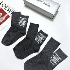 配包装 🌟【一盒3双】 🌟巴黎世家 balenciaga 经典字母logo纯棉中筒袜 🌟重工装饰个性时尚 🌟ins爆 配包装 🌟【一盒3双】 🌟巴黎世家 balenciaga 经典字母logo纯棉中筒袜 🌟重工装饰个性时尚 🌟ins爆