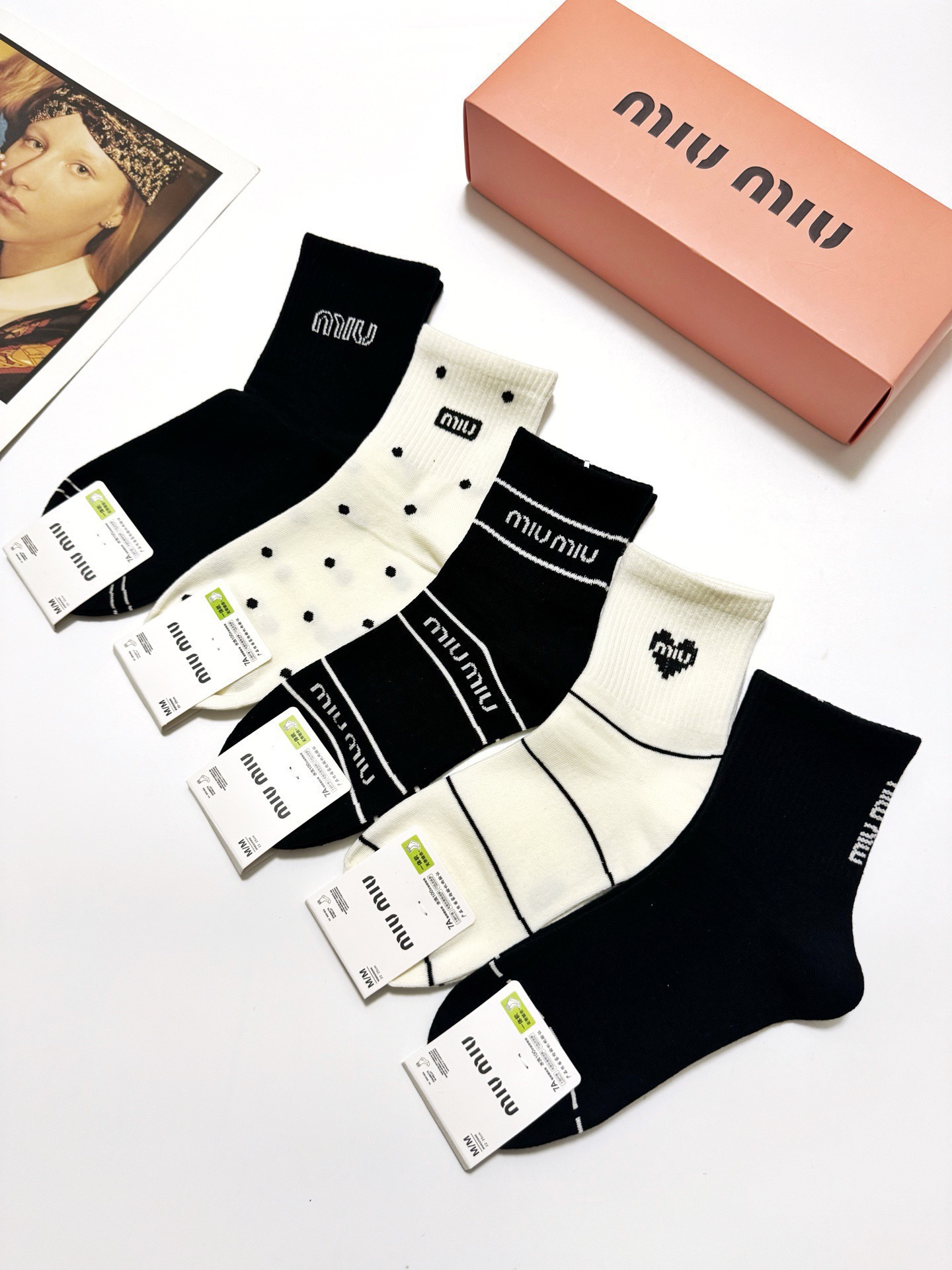 配包装 🌟【一盒5 双】 🌟缪缪 miumiu 经典字母 logo纯棉 中筒袜  ！超级软糯亲肤！ 🌟ins爆款！专柜在