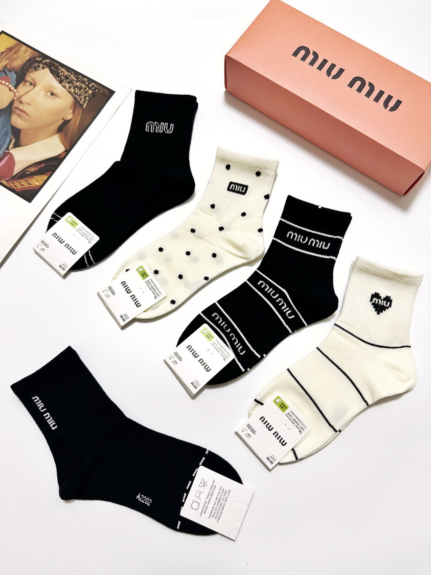 配包装 🌟【一盒5 双】 🌟缪缪 miumiu 经典字母 logo纯棉 中筒袜  ！超级软糯亲肤！ 🌟ins爆款！专柜在