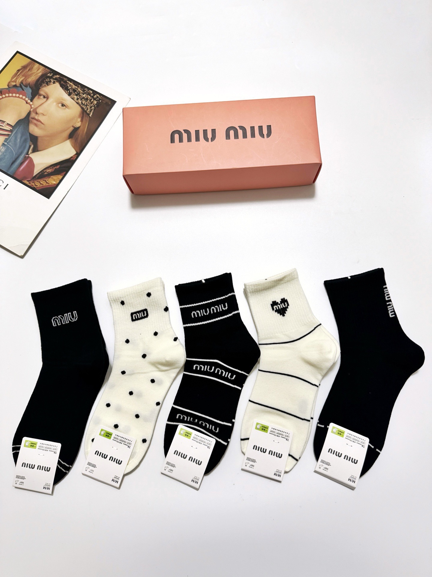 配包装 🌟【一盒5 双】 🌟缪缪 miumiu 经典字母 logo纯棉 中筒袜  ！超级软糯亲肤！ 🌟ins爆款！专柜在