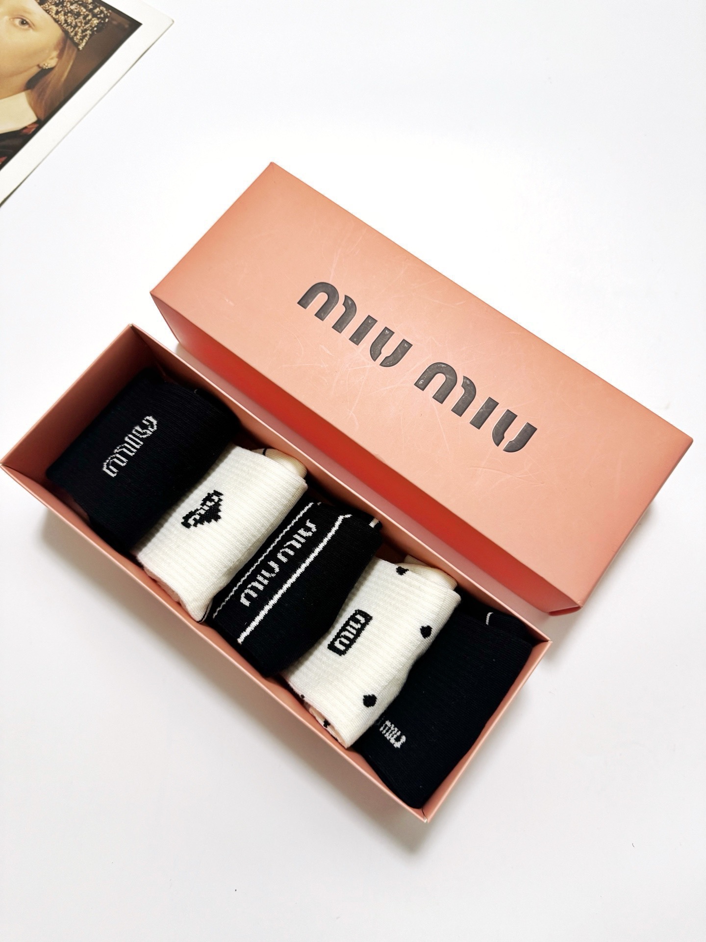 配包装 🌟【一盒5 双】 🌟缪缪 miumiu 经典字母 logo纯棉 中筒袜  ！超级软糯亲肤！ 🌟ins爆款！专柜在