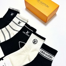 配包装 🌟【一盒5 双】 🌟LV 路易威登 经典字母logo ins超火爆中筒袜,纯棉面料,潮人必备 ,经典配色 个性 配包装 🌟【一盒5 双】 🌟LV 路易威登 经典字母logo ins超火爆中筒袜,纯棉面料,潮人必备 ,经典配色 个性