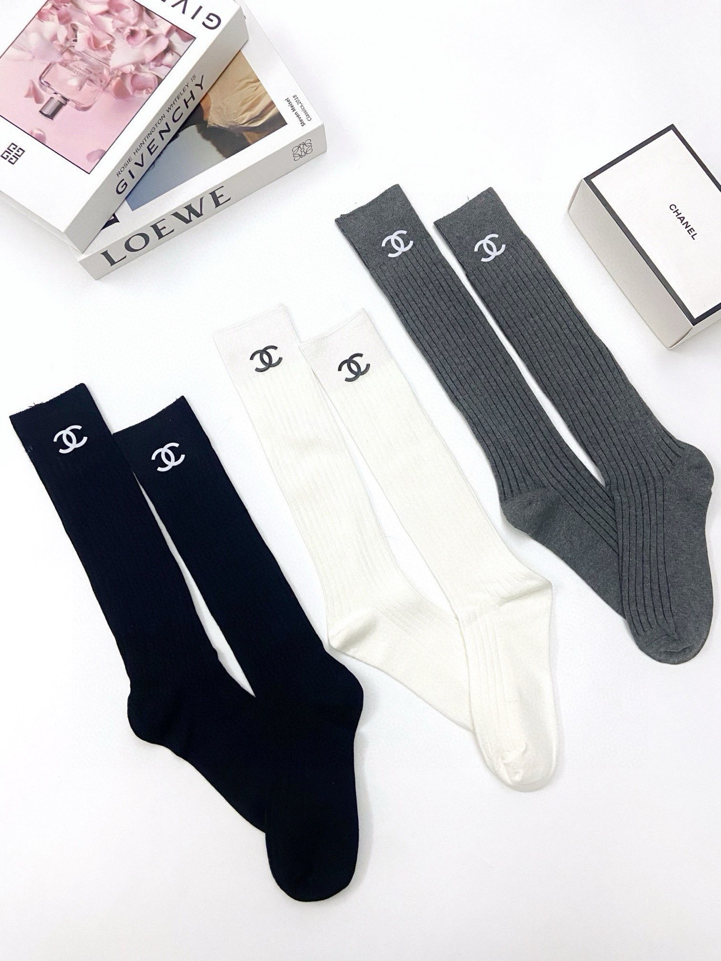 配包装 🌟【一盒一双】 🌟Chanel 香奈儿 经典字母logo纯棉长筒袜 小腿袜 🌟重工装饰个性时尚 🌟ins爆款! 配包装 🌟【一盒一双】 🌟Chanel 香奈儿 经典字母logo纯棉长筒袜 小腿袜 🌟重工装饰个性时尚 🌟ins爆款!