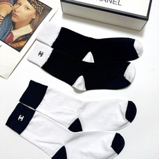 配包装 🌟【一盒2双】 🌟Chanel 香奈儿 经典字母logo 纯棉中筒袜 ,ins超火爆短袜,纯棉面料,潮人必 配包装 🌟【一盒2双】 🌟Chanel 香奈儿 经典字母logo 纯棉中筒袜 ,ins超火爆短袜,纯棉面料,潮人必