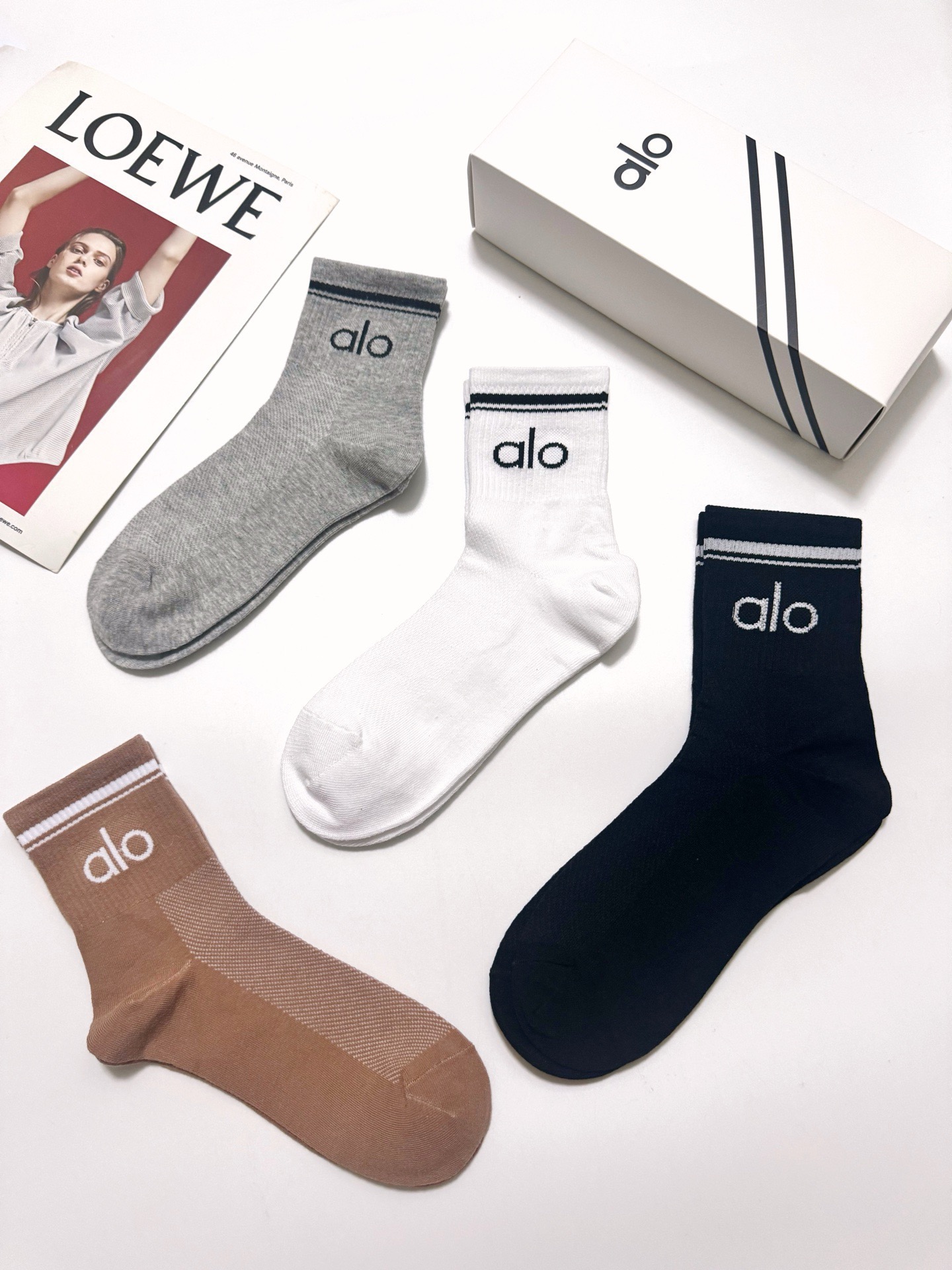 配包装 🌟【一盒4双】 🌟alo 经典字母logo纯棉短袜 中筒袜 , 男女同款,ins超火爆红人同款,精美纯棉 面 配包装 🌟【一盒4双】 🌟alo 经典字母logo纯棉短袜 中筒袜 , 男女同款,ins超火爆红人同款,精美纯棉 面