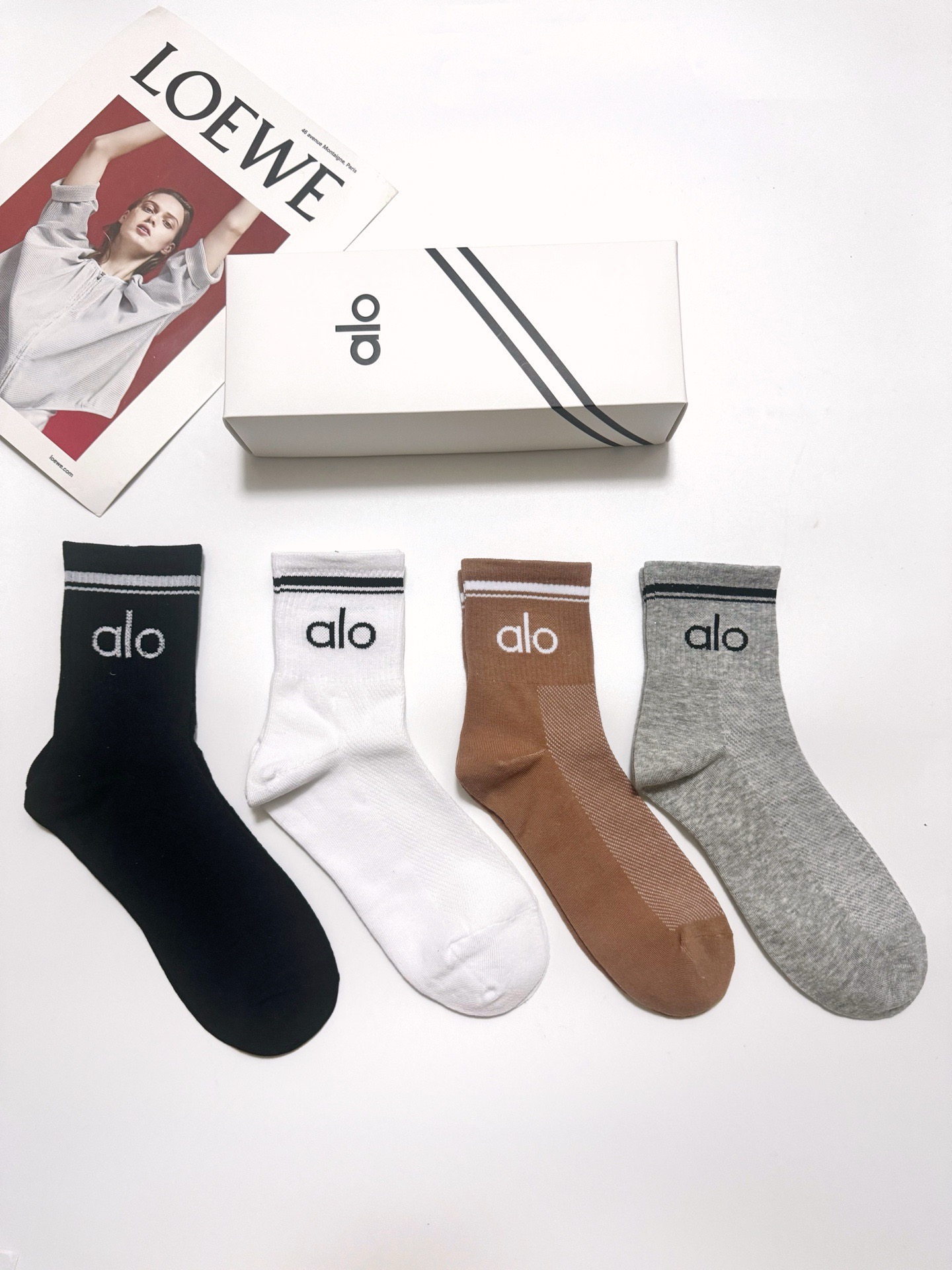 配包装 🌟【一盒4双】 🌟alo 经典字母logo纯棉短袜 中筒袜 , 男女同款,ins超火爆红人同款,精美纯棉 面 配包装 🌟【一盒4双】 🌟alo 经典字母logo纯棉短袜 中筒袜 , 男女同款,ins超火爆红人同款,精美纯棉 面