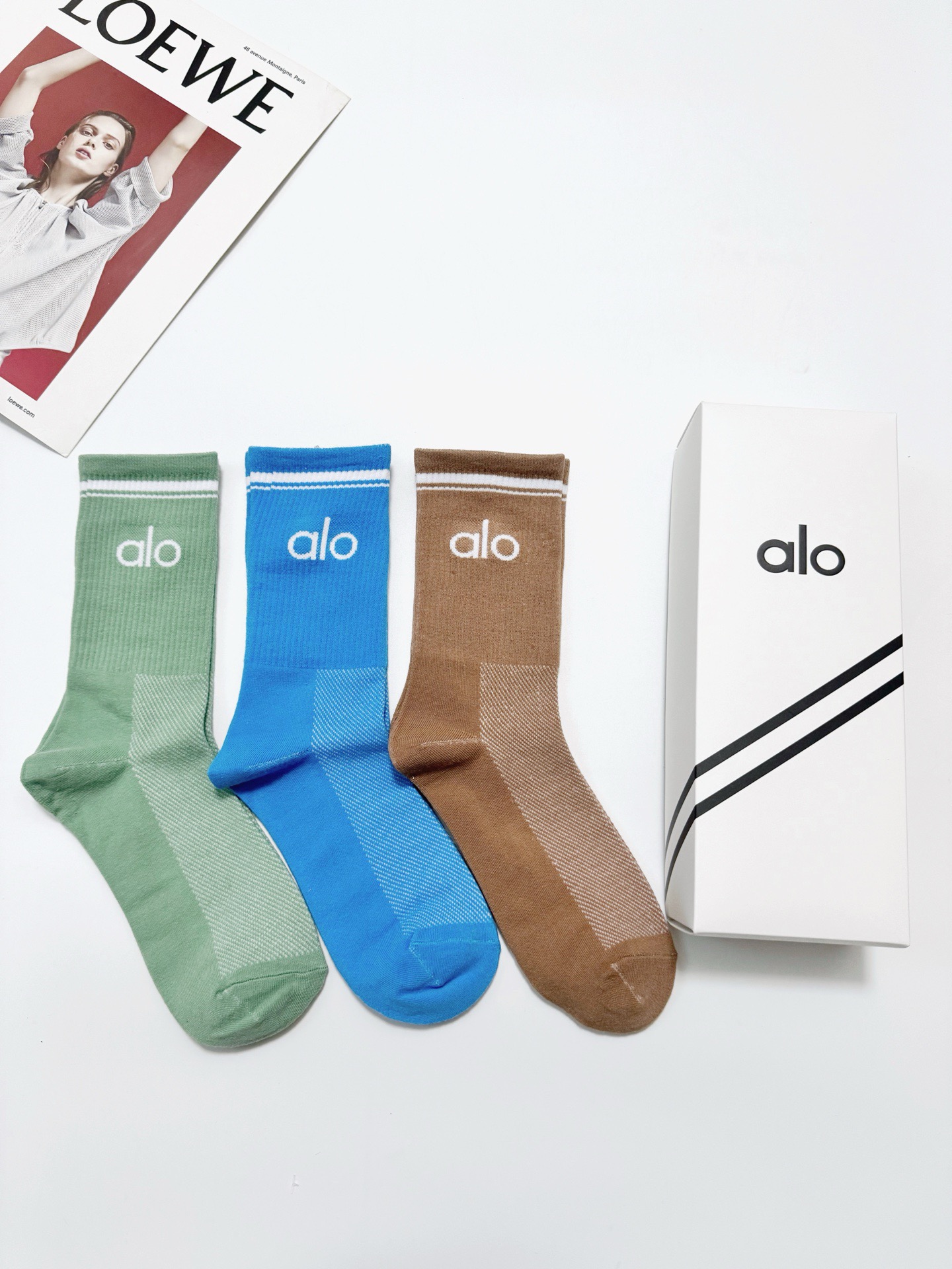 配包装 🌟【一盒3双】 🌟 alo 经典字母logo 纯棉中筒袜 ,ins超火爆小腿短袜,纯棉面料,潮人必备 ,经 配包装 🌟【一盒3双】 🌟 alo 经典字母logo 纯棉中筒袜 ,ins超火爆小腿短袜,纯棉面料,潮人必备 ,经