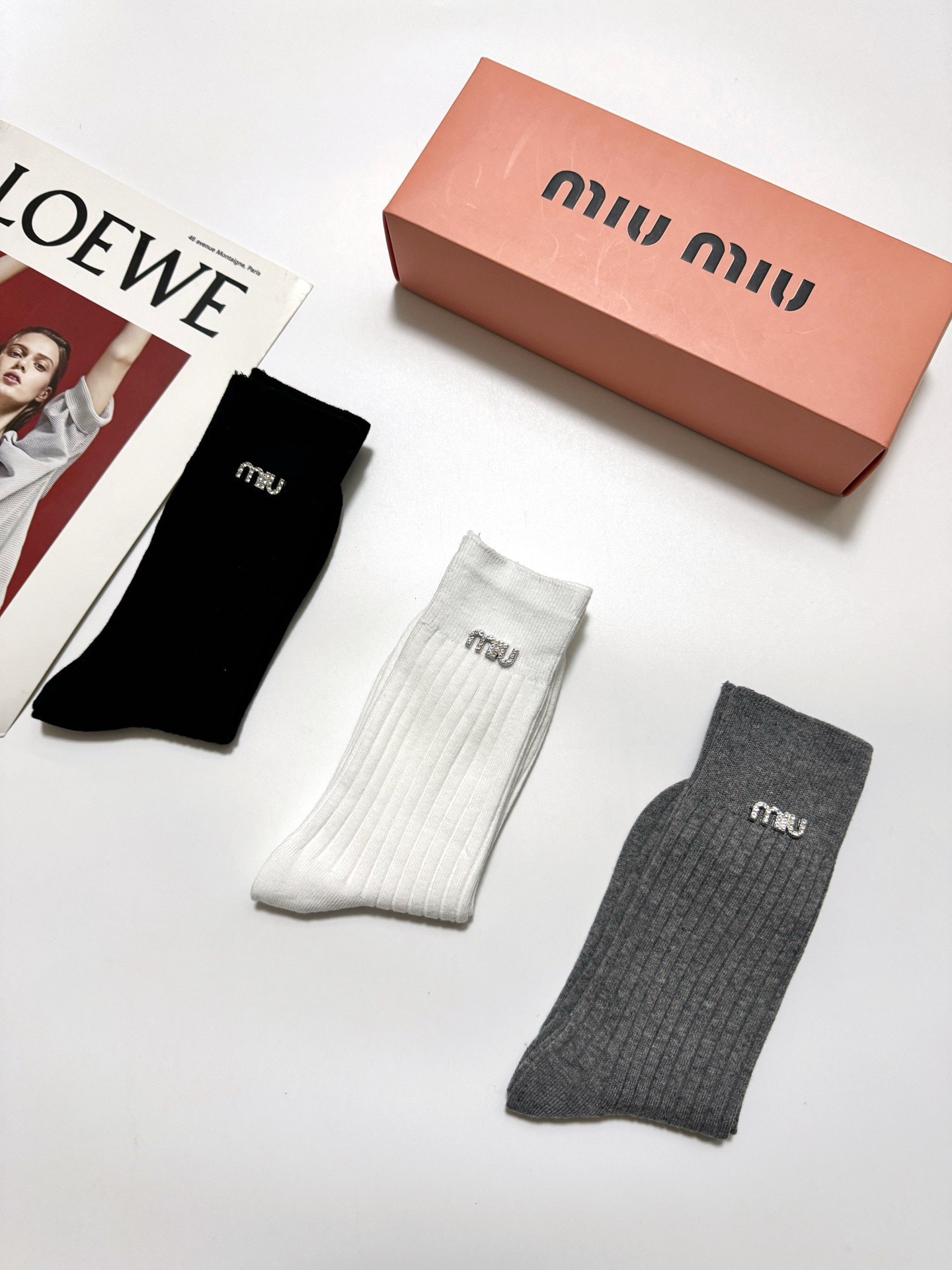 配包装 🌟【一盒3 双】 🌟miumiu 缪缪 爆款字母logo中筒袜 小腿袜。纯棉混纺材质，超完美配色，款式经典，专柜