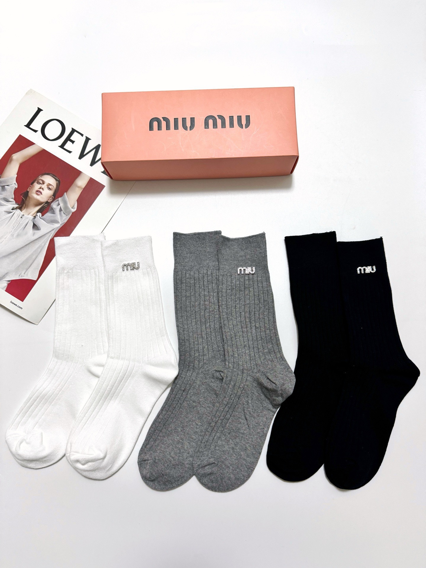 配包装 🌟【一盒3 双】 🌟miumiu 缪缪 爆款字母logo中筒袜 小腿袜。纯棉混纺材质，超完美配色，款式经典，专柜