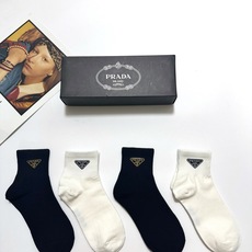配包装 🌟【一盒4双】 🌟Prada 普拉达 经典字母logo 纯棉中筒袜 经典纯色短袜 🌟ins爆款!专柜在售ing 配包装 🌟【一盒4双】 🌟Prada 普拉达 经典字母logo 纯棉中筒袜 经典纯色短袜 🌟ins爆款!专柜在售ing