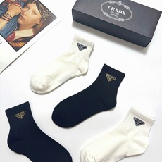 配包装 🌟【一盒4双】 🌟Prada 普拉达 经典字母logo 纯棉中筒袜 经典纯色短袜 🌟ins爆款!专柜在售ing 配包装 🌟【一盒4双】 🌟Prada 普拉达 经典字母logo 纯棉中筒袜 经典纯色短袜 🌟ins爆款!专柜在售ing