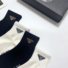 配包装 🌟【一盒4双】 🌟Prada 普拉达 经典字母logo 纯棉中筒袜 经典纯色短袜 🌟ins爆款!专柜在售ing 配包装 🌟【一盒4双】 🌟Prada 普拉达 经典字母logo 纯棉中筒袜 经典纯色短袜 🌟ins爆款!专柜在售ing