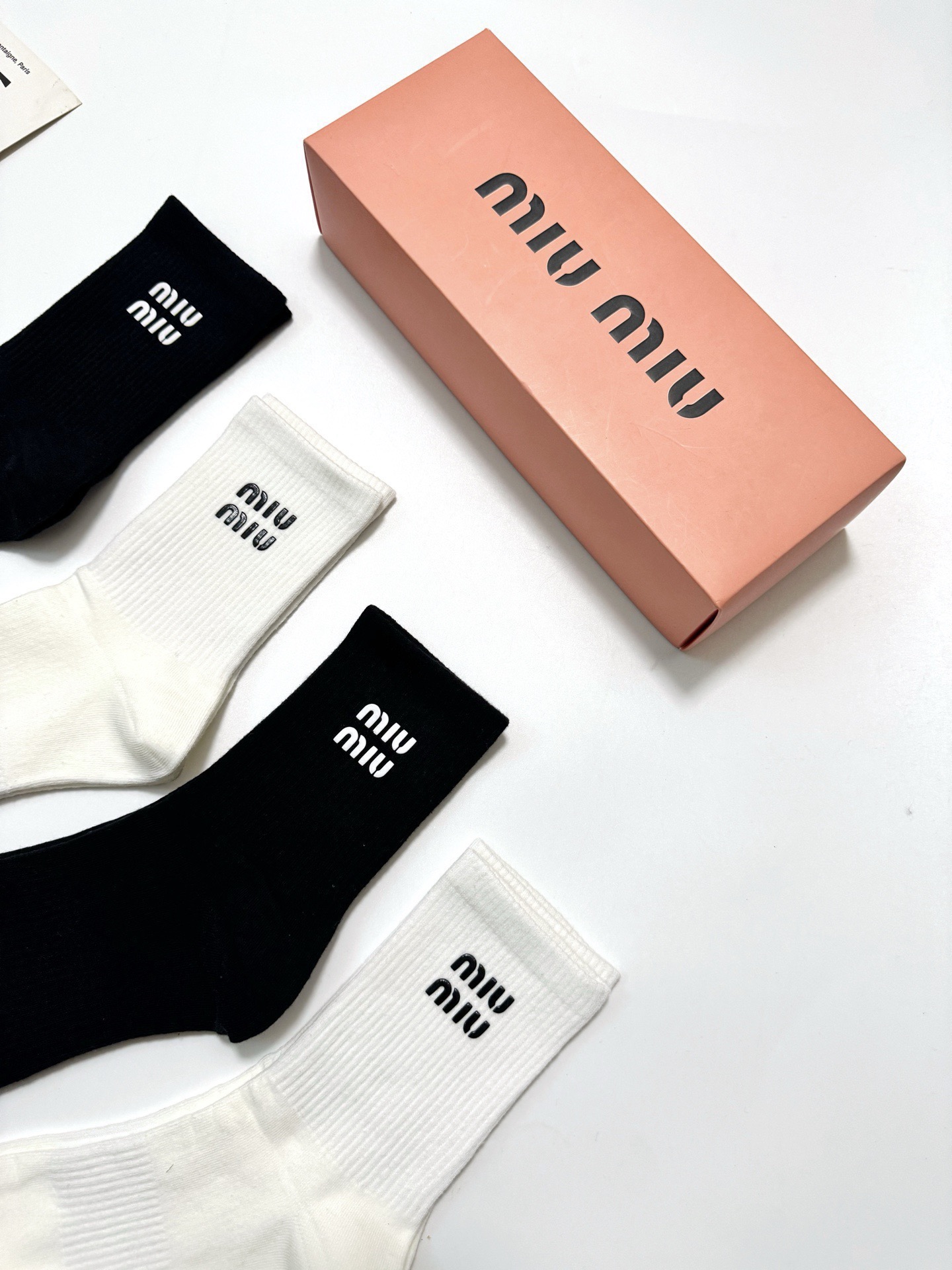 配包装 🌟【一盒4 双】 🌟缪缪 miumiu 经典字母logo纯棉中筒袜 🌟ins爆款!专柜在售ing 🌟好看到爆 配包装 🌟【一盒4 双】 🌟缪缪 miumiu 经典字母logo纯棉中筒袜 🌟ins爆款!专柜在售ing 🌟好看到爆
