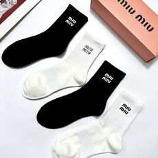 配包装 🌟【一盒4 双】 🌟缪缪 miumiu 经典字母logo纯棉中筒袜 🌟ins爆款!专柜在售ing 🌟好看到爆 配包装 🌟【一盒4 双】 🌟缪缪 miumiu 经典字母logo纯棉中筒袜 🌟ins爆款!专柜在售ing 🌟好看到爆