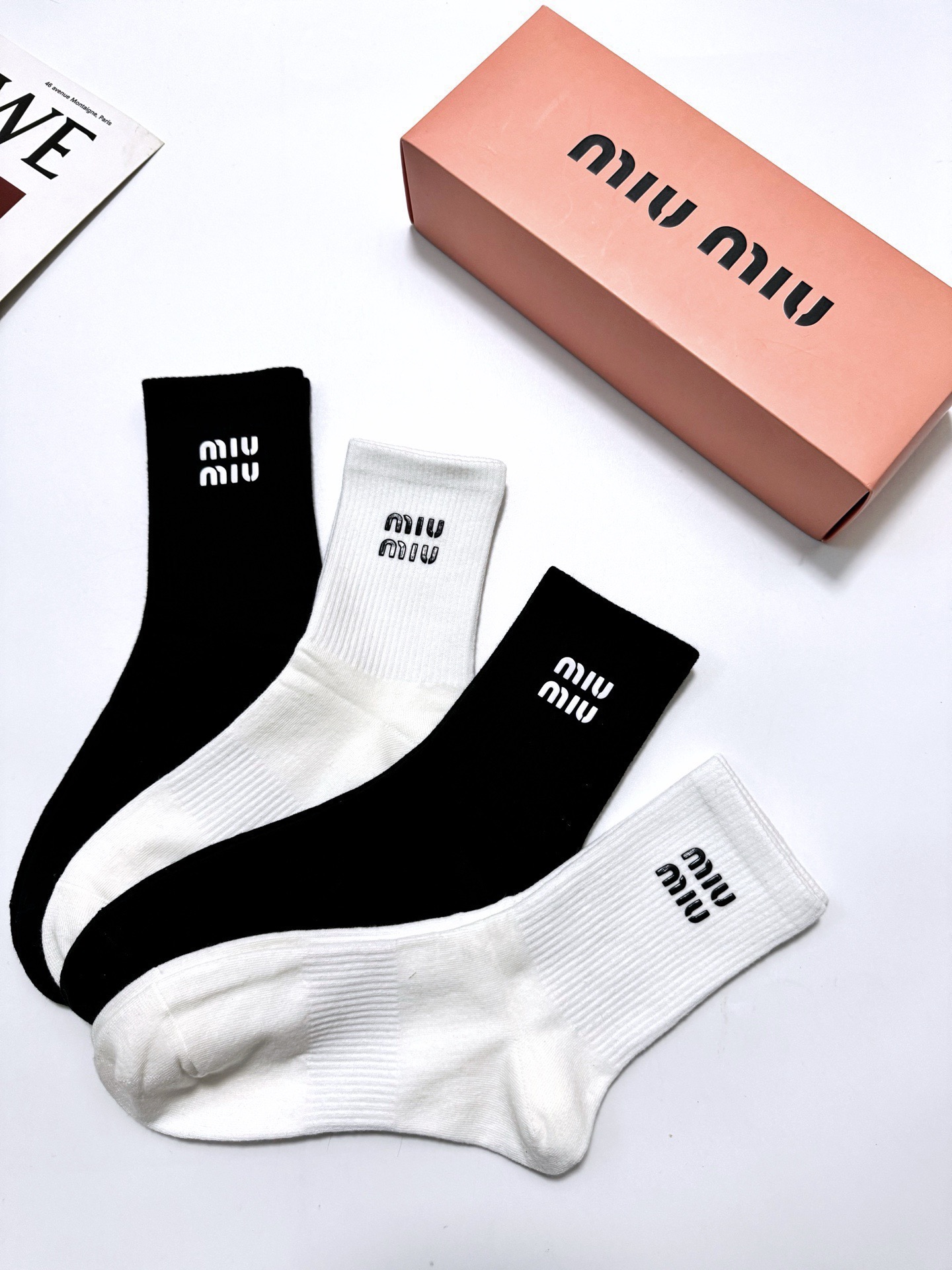 配包装 🌟【一盒4 双】 🌟缪缪 miumiu 经典字母logo纯棉中筒袜 🌟ins爆款!专柜在售ing 🌟好看到爆 配包装 🌟【一盒4 双】 🌟缪缪 miumiu 经典字母logo纯棉中筒袜 🌟ins爆款!专柜在售ing 🌟好看到爆