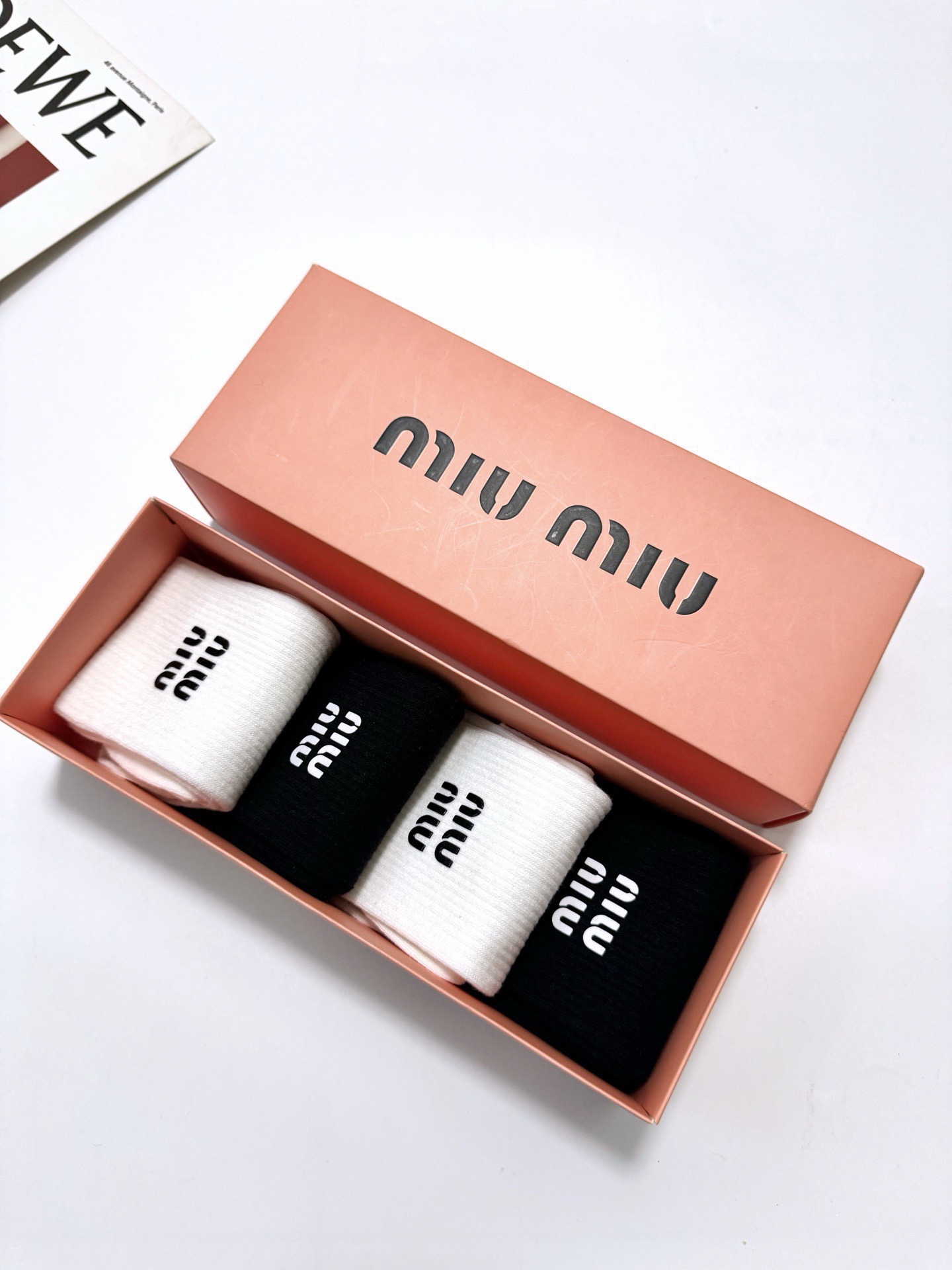 配包装 🌟【一盒4 双】 🌟缪缪 miumiu 经典字母logo纯棉中筒袜 🌟ins爆款!专柜在售ing 🌟好看到爆 配包装 🌟【一盒4 双】 🌟缪缪 miumiu 经典字母logo纯棉中筒袜 🌟ins爆款!专柜在售ing 🌟好看到爆