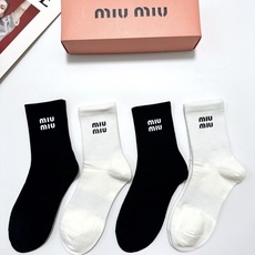 配包装 🌟【一盒4 双】 🌟缪缪 miumiu 经典字母logo纯棉中筒袜 🌟ins爆款!专柜在售ing 🌟好看到爆 配包装 🌟【一盒4 双】 🌟缪缪 miumiu 经典字母logo纯棉中筒袜 🌟ins爆款!专柜在售ing 🌟好看到爆